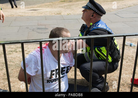 Cambridge uk, 2018-Juli-21 Mill Road der Freien Tommy Gruppe begann, ihren Protest friedlich, dann ein Mann mit einem roten Spray verwendet und Polizei waren schnell festhalten Stockfoto