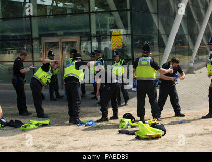 Cambridge uk, 2018-Juli-21 Mill Road der Freien Tommy Gruppe begann, ihren Protest friedlich, dann ein Mann mit einem roten Spray verwendet und Polizei waren schnell festhalten Stockfoto