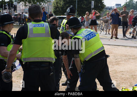 Cambridge uk, 2018-Juli-21 Mill Road der Freien Tommy Gruppe begann, ihren Protest friedlich, dann ein Mann mit einem roten Spray verwendet und Polizei waren schnell festhalten Stockfoto