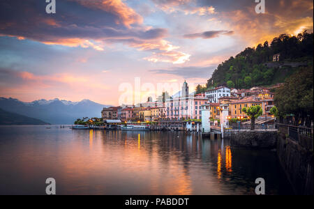 Bunte sunrise reflektieren auf den Comer See. Bellagio, Italien Stockfoto