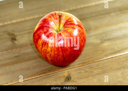 Rote Äpfel warten auf dem Küchentisch, gegessen zu werden. Stockfoto