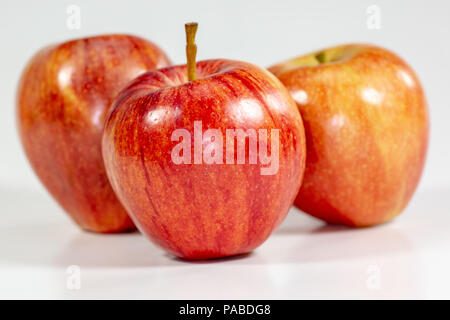 Rote Äpfel warten auf dem Küchentisch, gegessen zu werden. Stockfoto