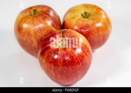 Rote Äpfel warten auf dem Küchentisch, gegessen zu werden. Stockfoto