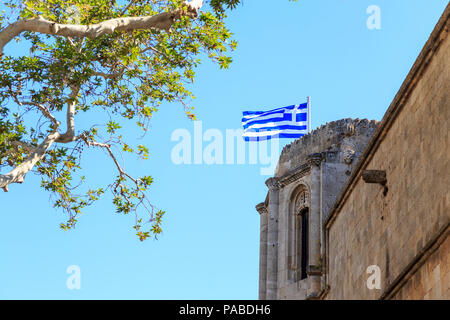 Griechische Fahne auf der Oberseite des archäologischen Museums in Rhodos, Dodekanes, Griechenland Stockfoto