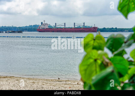 Singapur - 8. Juli 2018: Bulk Carrier in Johor Strait vor Pulau Ubin. Stockfoto