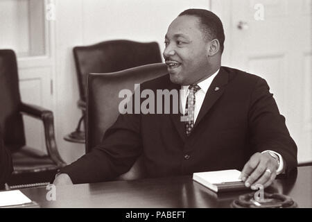 Dr. Martin Luther King Jr. Treffen mit Präsident Lyndon B. Johnson im Schaltschrank im Weißen Haus am 18. Januar 1964. Stockfoto
