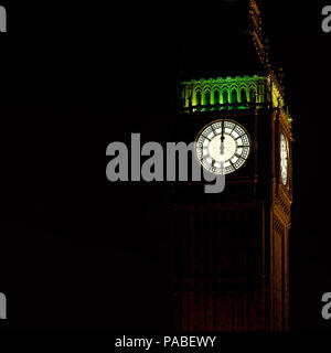 Mitternacht mit Big Ben, London. Uhr zeigt zwölf. Stockfoto