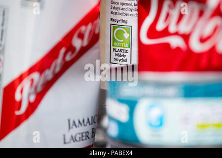 Auf 0001 ein Embargo verhängt Montag, Juli 23 Allgemeine Ansicht eines recycling Symbol auf einem Kunststoff Trinkflasche. Britische Verpackungsabfälle übersee für Recycling, am Ende tatsächlich geliefert werden könnte, in der Deponie aufgrund unzureichender Kontrollen, Ausgabe Watchdog der Regierung gewarnt. Stockfoto