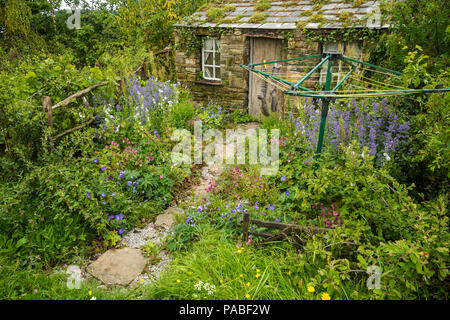 Schöne alle Garten (natürliche Bepflanzung, bunte Grenzen, rustikales Landhaus, Étendoir) - Heu in der Dales, RHS Chatsworth Flower Show, England, UK. Stockfoto