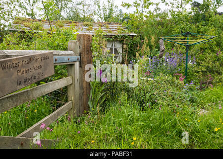 Schöne alle Garten (natürliche Bepflanzung, bunte Wiese Blumen & Ferienhaus im Landhausstil) - Heu in der Dales, RHS Chatsworth Flower Show, England, UK. Stockfoto