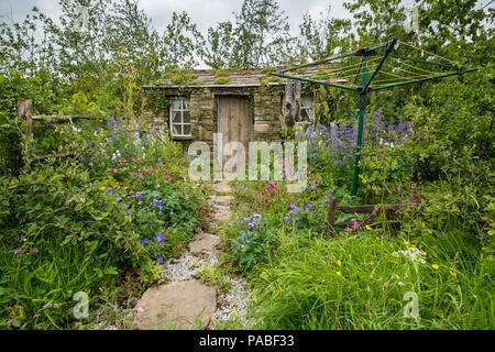 Schöne alle Garten (natürliche Bepflanzung, bunten Rahmen & rustikale Scheune Hütte) - Heu in der Dales, RHS Chatsworth Flower Show, England, UK. Stockfoto