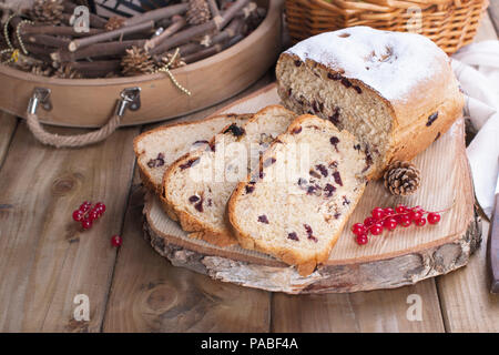 Weihnachten Brot mit Früchten und Nüssen, auf einem Holztisch. Stockfoto