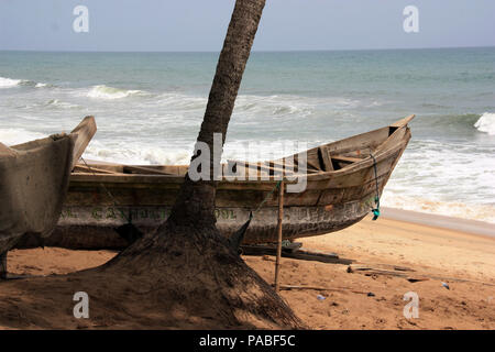 Angeln Boot an einem von Palmen gesäumten Strand in der Nähe von Cape Coast, Ghana Stockfoto