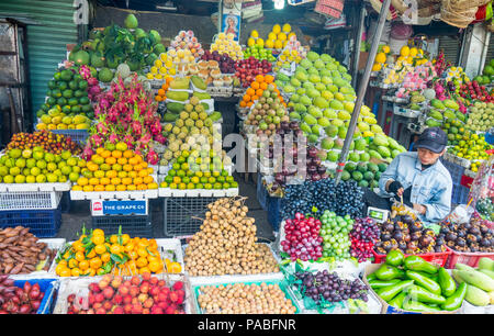 Ein Geschäft mit frischem Obst und Gemüse in Pham Van Hai Markt Ho Chi Minh City, Vietnam. Stockfoto