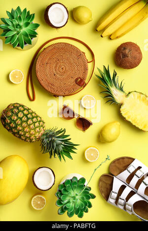 Stilvolle rattan Tasche, Kokos, birkenstocks, saftig, Sonnenbrille und gelbe Früchte an sonnigen Hintergrund. Banner. Ansicht von oben mit der Kopie. Trendy bambo Stockfoto