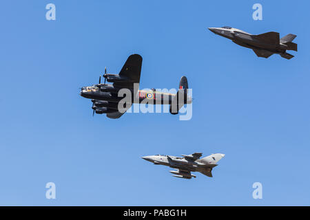 Hommage an die Dambusters Geschwader mit der Lancaster Bomber, ein Tornado GR4 und die neue F-35 Lightning II b An die 2018 Royal Internatio erfasst Stockfoto