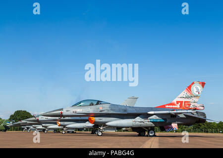 Sechs europäische F-16 Vipern ausgerichtet werden, um an die 2018 Royal International Air Tattoo an RAF Fairford in Gloucestershire. Stockfoto