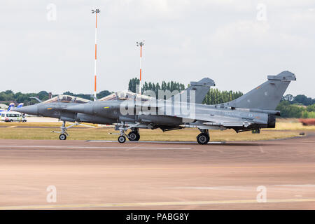 French Navy Rafale M Paar auf dem Bild 2018 Royal International Air Tattoo an RAF Fairford in Gloucestershire. Stockfoto