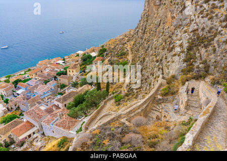 Luftaufnahme der Burg der Stadt von Monemvasia in Lakonien, Peloponnes, Griechenland Stockfoto