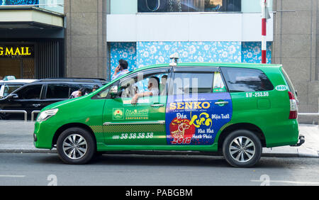Eine grüne Mai Linh Taxi in Ho Chi Minh City, Vietnam. Stockfoto