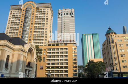 Bezirk 1 Skyline der Saigon Oper Schlauch und Caravelle und Sheraton Hotel Towers in Ho Chi Minh City, Vietnam. Stockfoto