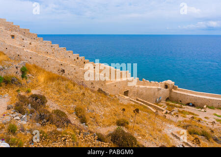 Luftaufnahme der Burg der Stadt von Monemvasia in Lakonien, Peloponnes, Griechenland Stockfoto