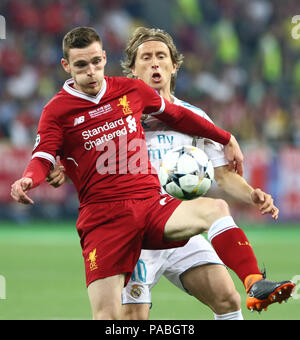 Kiew, Ukraine - 26. MAI 2018: Andy Robertson von Liverpool (L) kämpft für eine Kugel mit Luka Modric von Real Madrid in der UEFA Champions League Fin Stockfoto