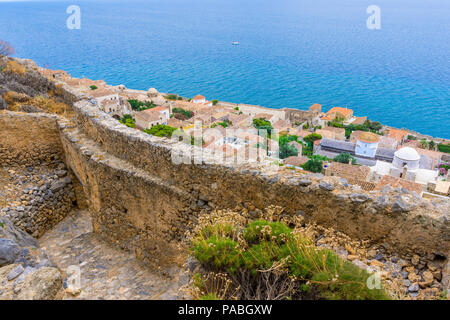 Luftaufnahme der Burg der Stadt von Monemvasia in Lakonien, Peloponnes, Griechenland Stockfoto