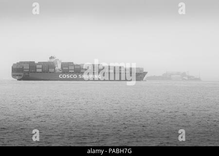 Schwarz-weiß-Foto des COSCO-Containerschiffs CSCL BOHAI SEA nähert sich Alcatraz, als sie San Francisco am frühen Morgen verlässt Stockfoto