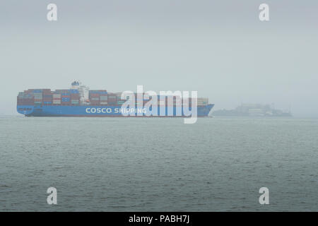 COSCO Container schiff, CSCL BOHAI MEER Ansätze, wie Sie fährt Alcatraz San Francisco In den frühen Morgennebel. Stockfoto