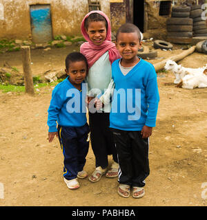 OMO, Äthiopien - September 22, 2011: Unbekannter äthiopische Kinder lernen, Bilder zu machen. Menschen in Äthiopien leiden der Armut aufgrund der uns Stockfoto