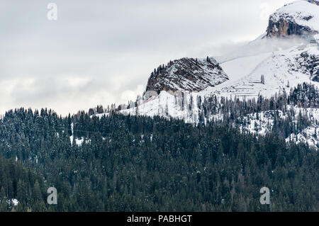 Wunderschöne Aussicht auf die Dolomiten rund um Corvara. Alta Badia ist der höchste Teil der Badia Tal im Trentino Alto Adie Region. Stockfoto