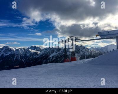 Skipisten im Skigebiet Kronplatz. Alta Badia ist der höchste Teil der Badia Tal im Trentino Alto Adie region, Norditalien. Stockfoto