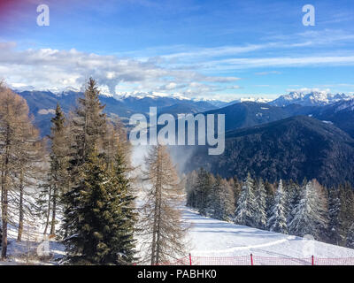 Skipisten im Skigebiet Kronplatz. Alta Badia ist der höchste Teil der Badia Tal im Trentino Alto Adie region, Norditalien. Stockfoto