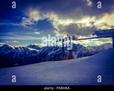 Skipisten im Skigebiet Kronplatz. Alta Badia ist der höchste Teil der Badia Tal im Trentino Alto Adie region, Norditalien. Stockfoto