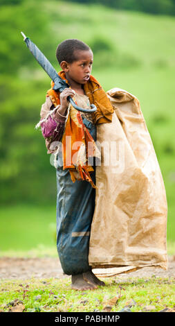 OMO VALLEY, Äthiopien - Sep 22, 2011: Unbekannter Äthiopischen kleiner Junge tragen alte Kleidung in Äthiopien, 22.09.2011. Kinder in Äthiopien leiden von p Stockfoto