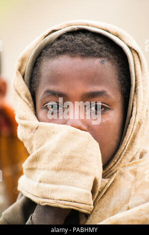 OMO VALLEY, Äthiopien - Sep 22, 2011: Unbekannter Äthiopischen kleiner Junge tragen alte Kleidung in Äthiopien, 22.09.2011. Kinder in Äthiopien leiden von p Stockfoto