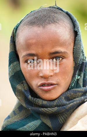 OMO VALLEY, Äthiopien - Sep 22, 2011: Unbekannter Äthiopischen kleiner Junge tragen alte Kleidung in Äthiopien, 22.09.2011. Kinder in Äthiopien leiden von p Stockfoto