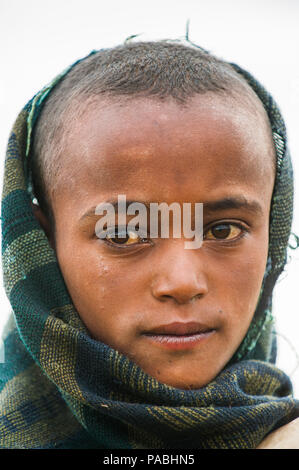 OMO VALLEY, Äthiopien - Sep 22, 2011: Unbekannter Äthiopischen kleiner Junge tragen alte Kleidung in Äthiopien, 22.09.2011. Kinder in Äthiopien leiden von p Stockfoto