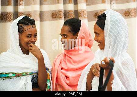 AKSUM, Äthiopien - September 24, 2011: Unbekannter Äthiopischen jungen Mädchen lächeln Tragen von verschiedenen Geweben. Menschen in Äthiopien leiden der Armut aufgrund Stockfoto