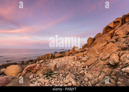 Roch Bildung und Sonnenuntergang am Capo Comino Siniscola, Provinz Nuoro, Sardinien, Italien Stockfoto