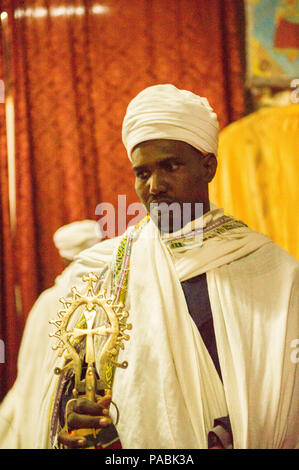 LALIBELA, Äthiopien - September 27, 2011: Unbekannter Äthiopische religiöse Gebrauchsanw.. Menschen in Äthiopien leiden der Armut wegen der instabilen Lage Stockfoto