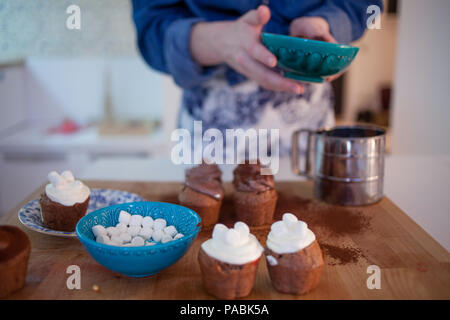 Feier Cupcakes, Schokolade Muffins auf den Tisch Stockfoto
