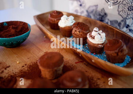 Feier Cupcakes, Schokolade Muffins auf den Tisch Stockfoto