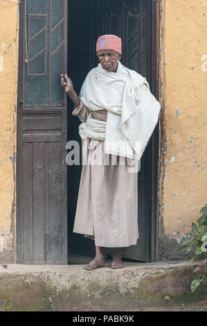 LALIBELA, Äthiopien - September 27, 2011: Unbekannter Äthiopischen womanat der Veranda. Menschen in Äthiopien leiden der Armut wegen der instabilen Situation. Stockfoto