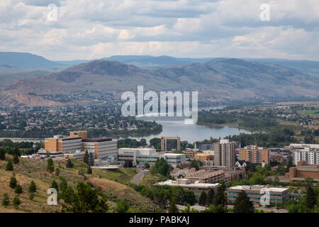 Luftaufnahme von Kamloops Stadt während einem bewölkten Sommertag. Im Innenraum BC, Kanada. Stockfoto