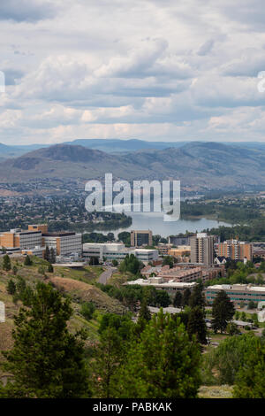 Luftaufnahme von Kamloops Stadt während einem bewölkten Sommertag. Im Innenraum BC, Kanada. Stockfoto