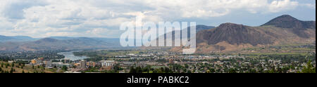 Antenne Panoramablick von Kamloops Stadt während einem bewölkten Sommertag. Im Innenraum BC, Kanada. Stockfoto