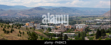 Antenne Panoramablick von Kamloops Stadt während einem bewölkten Sommertag. Im Innenraum BC, Kanada. Stockfoto