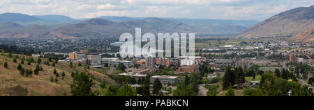 Antenne Panoramablick von Kamloops Stadt während einem bewölkten Sommertag. Im Innenraum BC, Kanada. Stockfoto